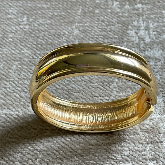Vintage Gold Tone Hinge Bangle Bracelet - Picture 4 of 5